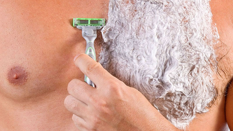 Нужно ли брить грудь мужчине и как правильно это делать