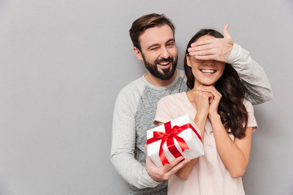 Подарок для нее – как выбрать подарок, который сделает женщину счастливой?