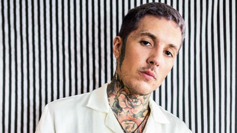 18 стильных татуировок с розами для мужчин