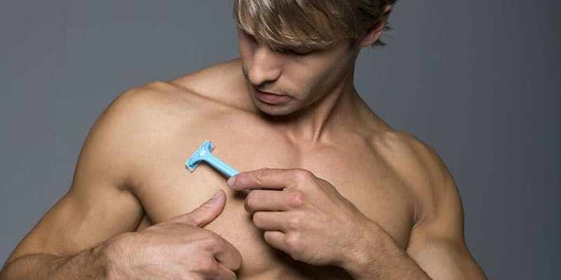 Нужно ли брить грудь мужчине и как правильно это делать