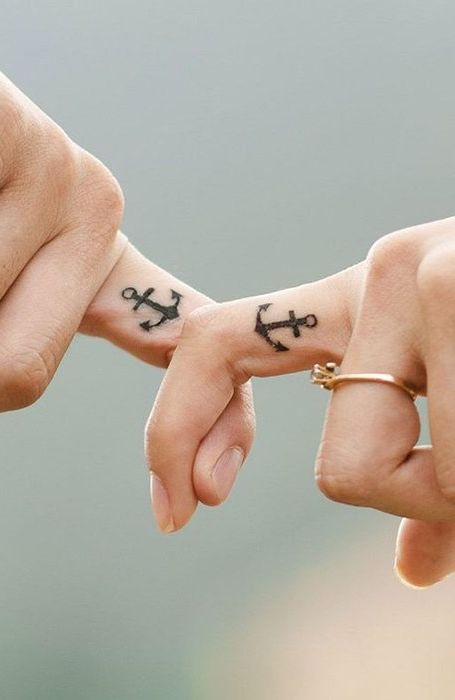 25 идей татуировок на пальцах и что они означают?
