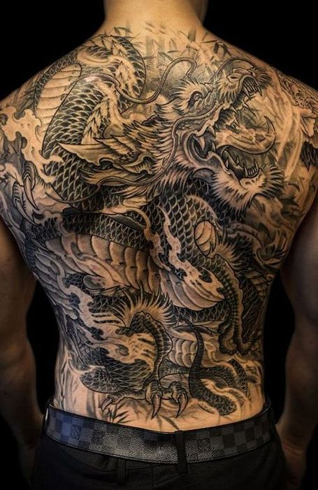 20 татуировок на спине для мужчин, которые хотят самоутвердиться