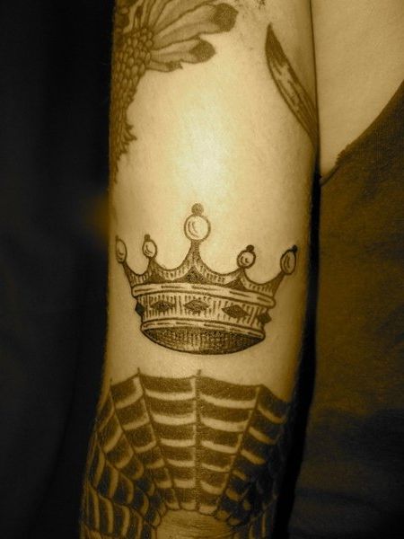 Татуировка короны: 20 крутых идей для настоящих мужчин