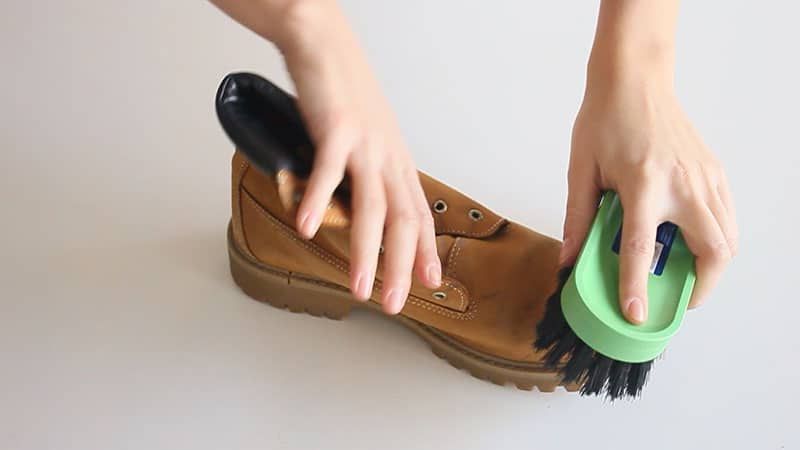 Как почистить замшевую обувь от пятен, чтобы она была как новая?