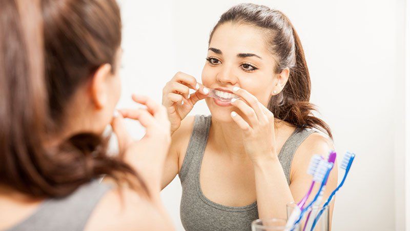 Как отбелить зубы в домашних условиях: 7 лучших способов