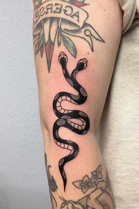25 уникальных татуировок змеи для мужчин