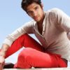 Как носить красные штаны мужчине: современный образ в 2022 году