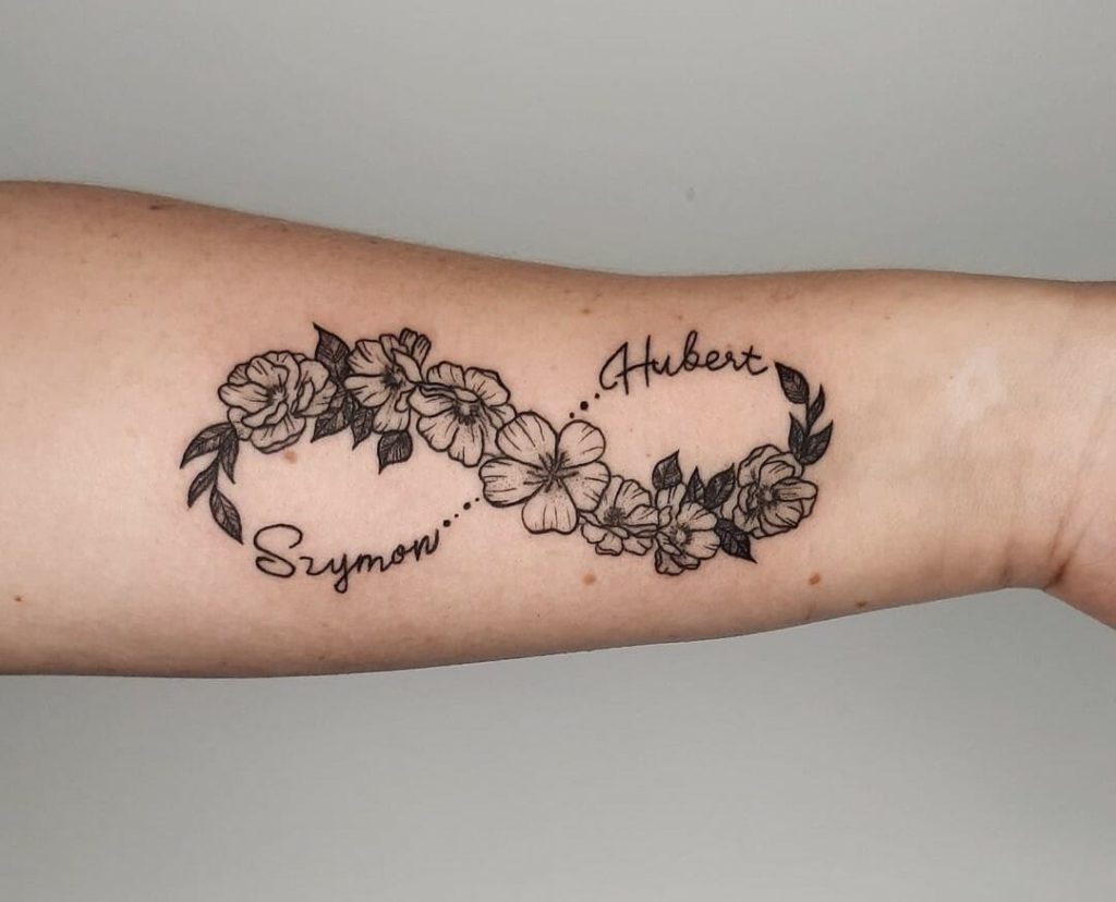 Татуировка бесконечность с цветами