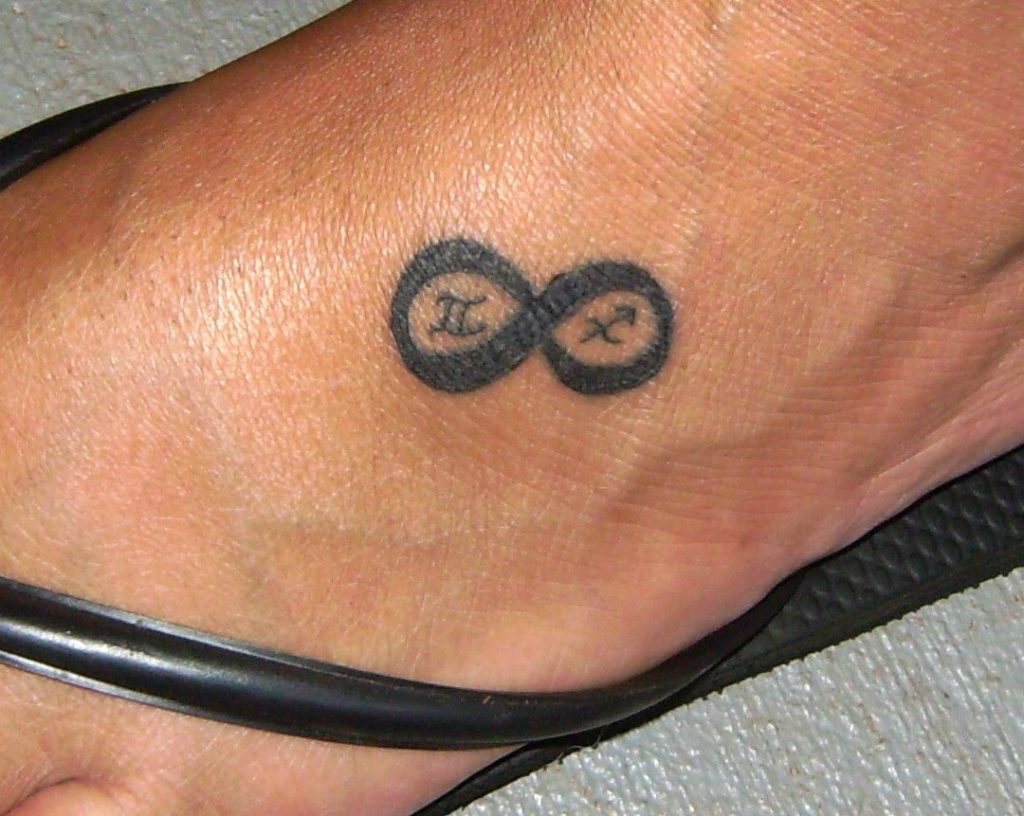 Красивые примеры татуировок с символом бесконечность