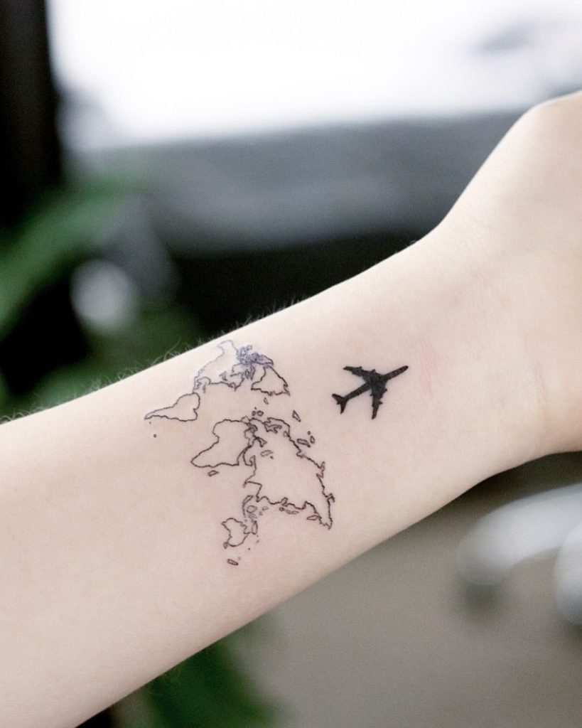 Стильные варианты тату с самолетом