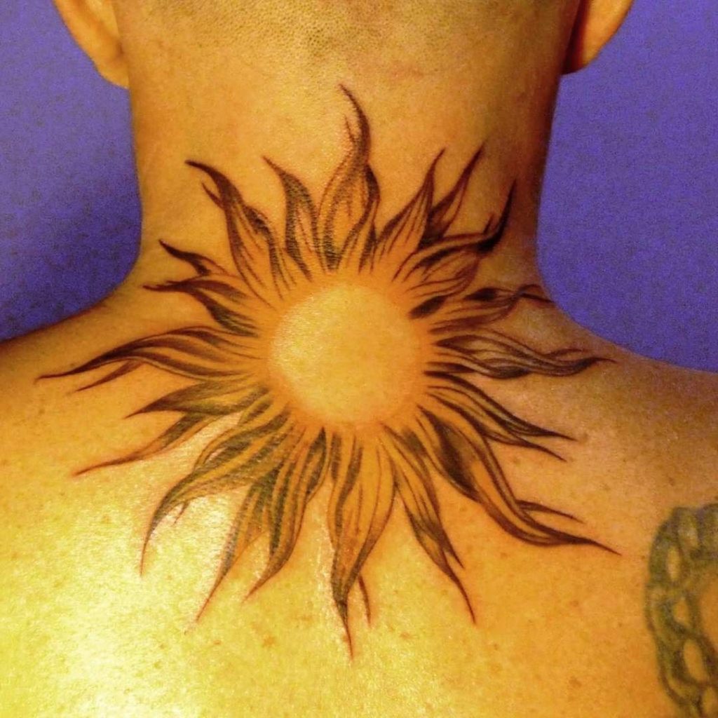 Стильные варианты тату с солнцем