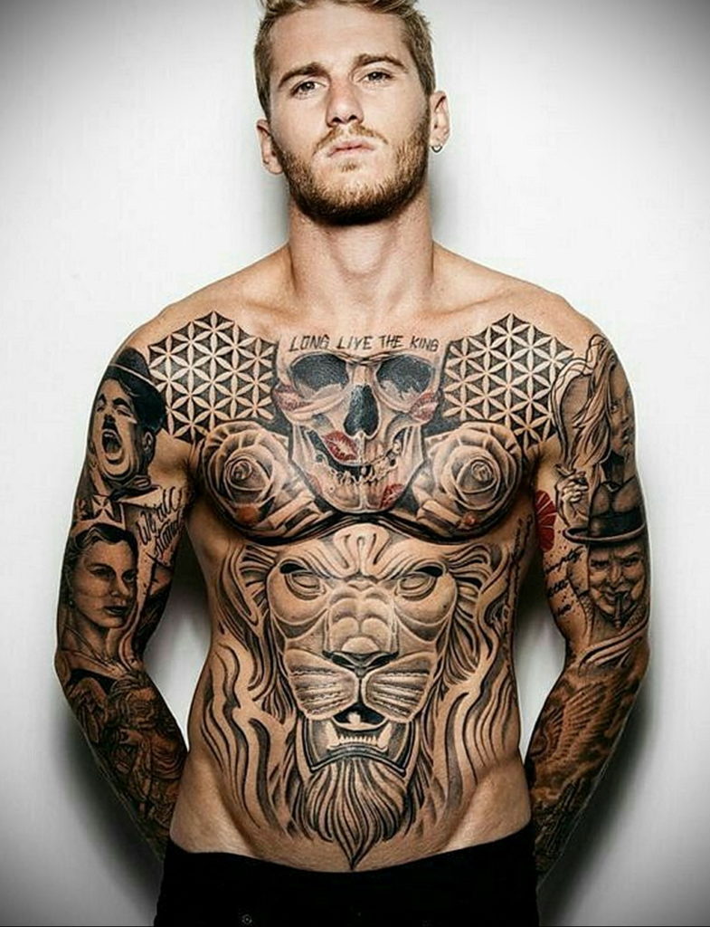 Мужчина с татуировкой