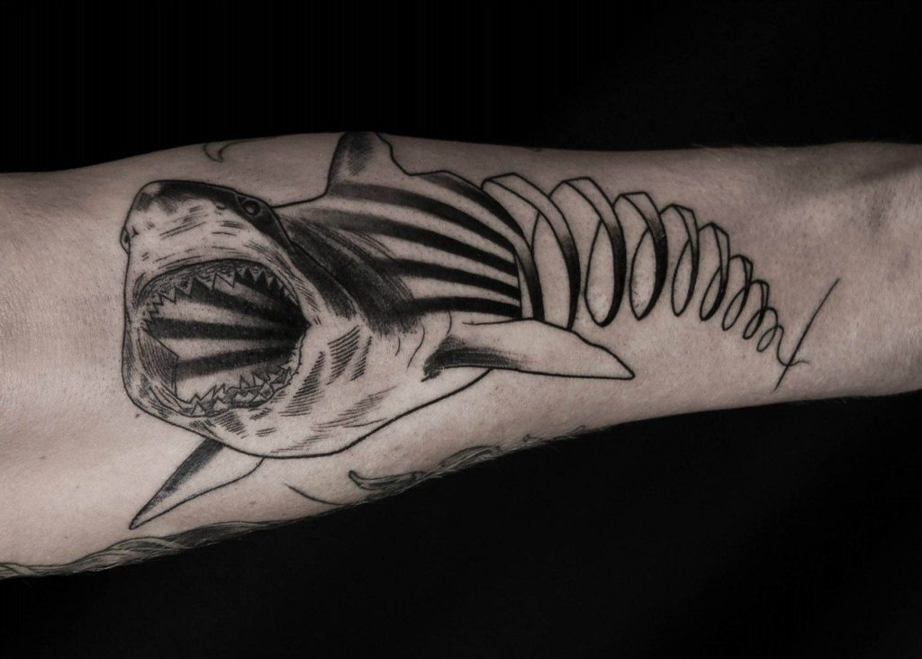 Татуировка с акулой