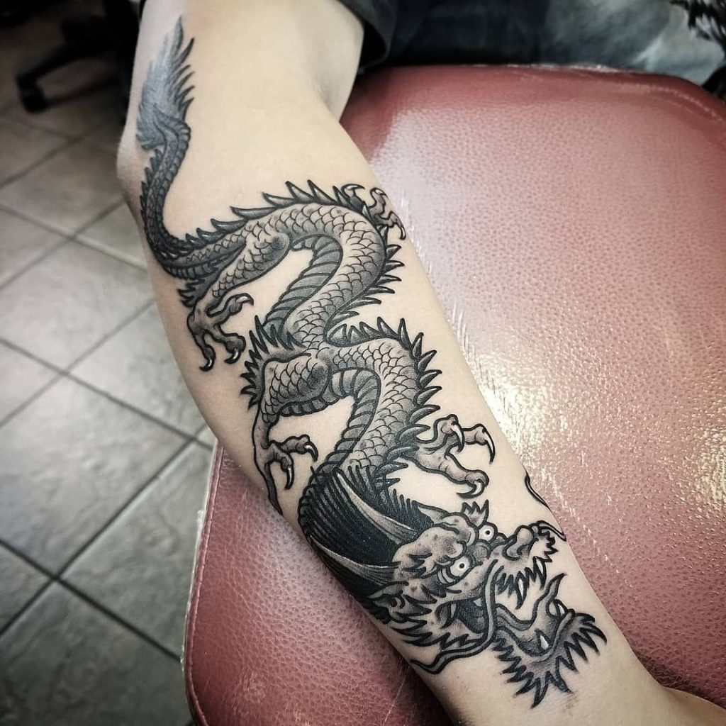 Тату дракон на руке
