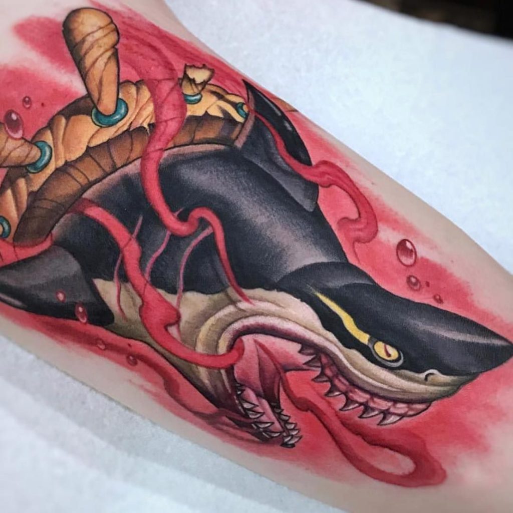 татуировка с акулой ньюскул