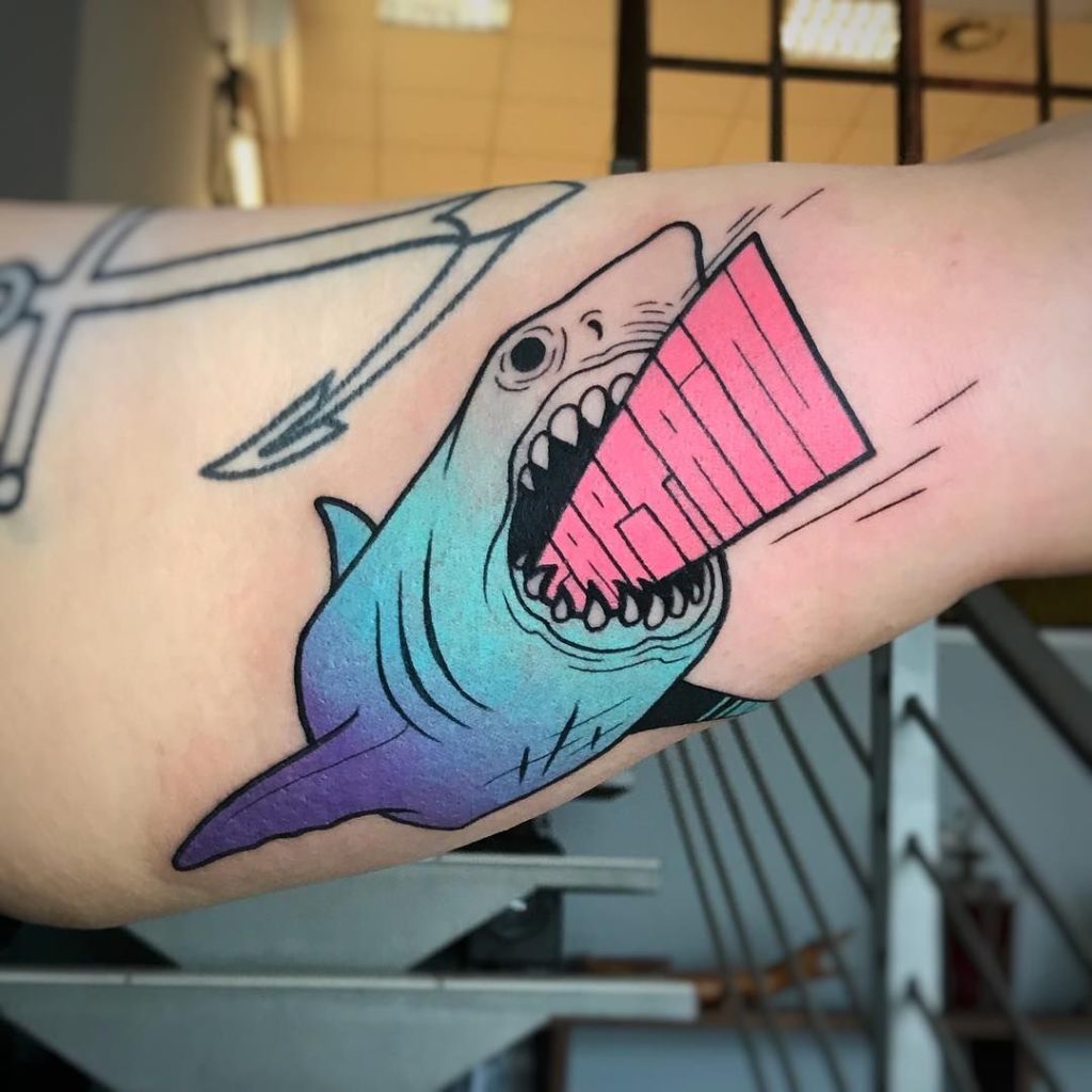татуировка с акулой ньюскул