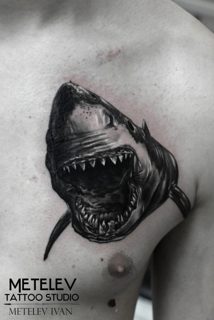 татуировка с акулой реализм