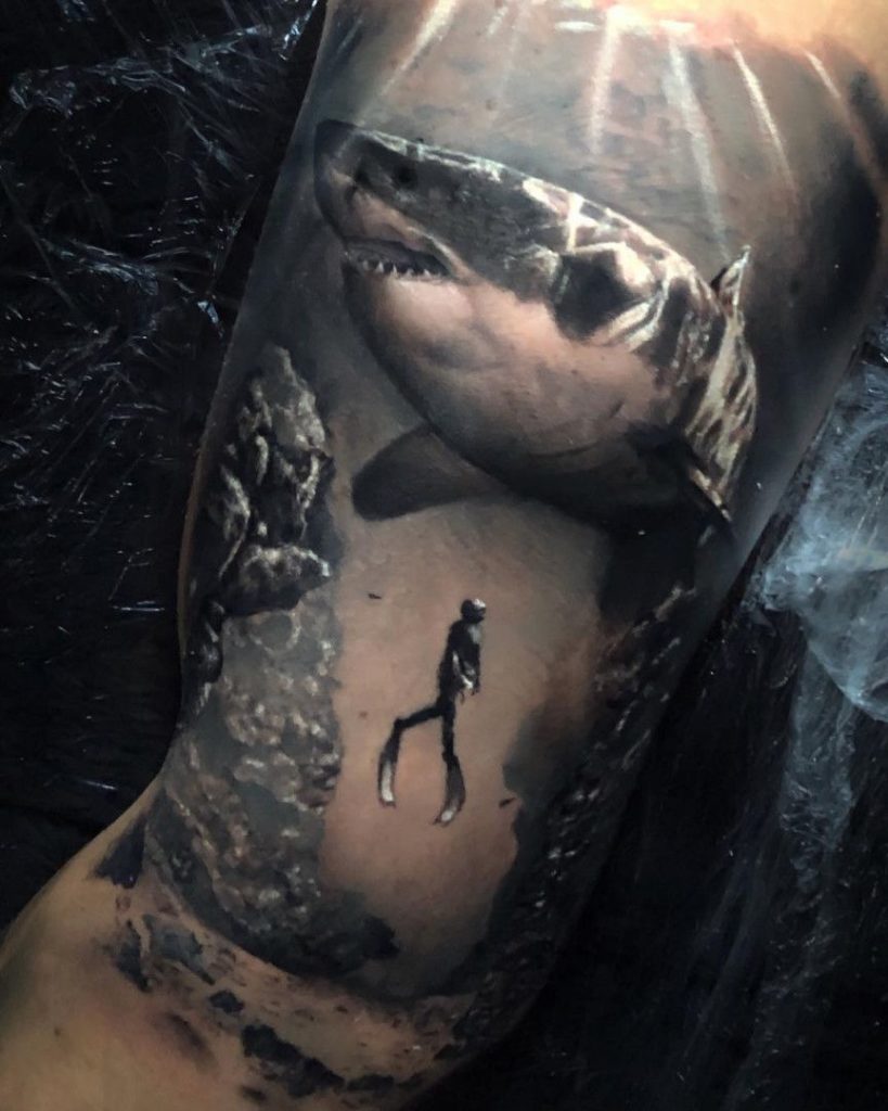 татуировка с акулой реализм