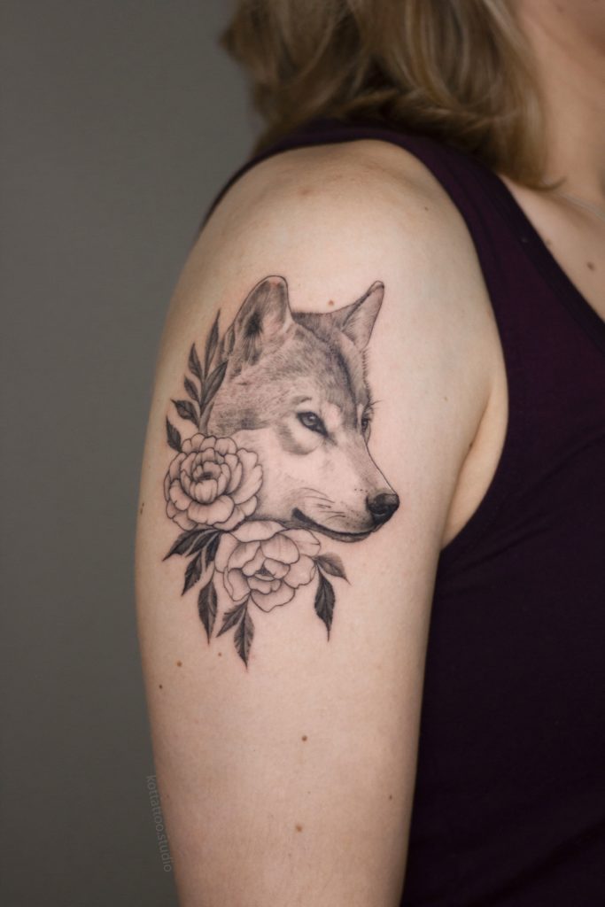 татуировка волка на руке