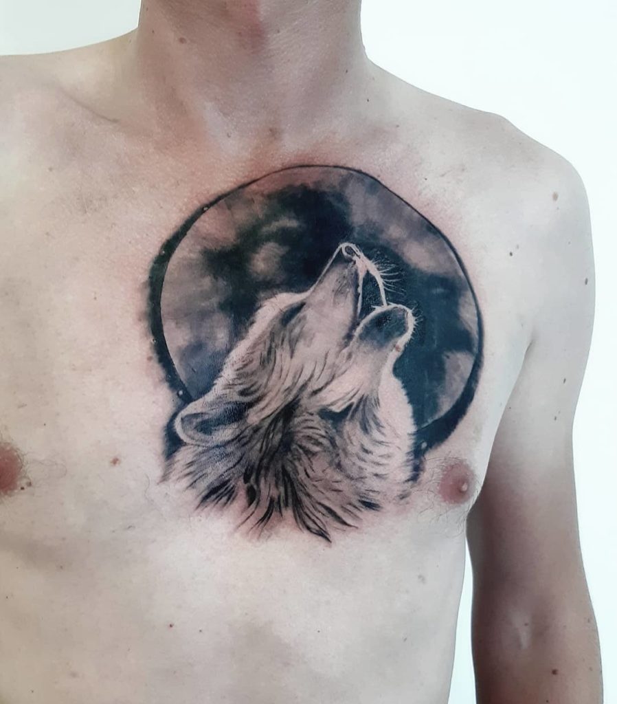 Волк воет на Луну татуировка