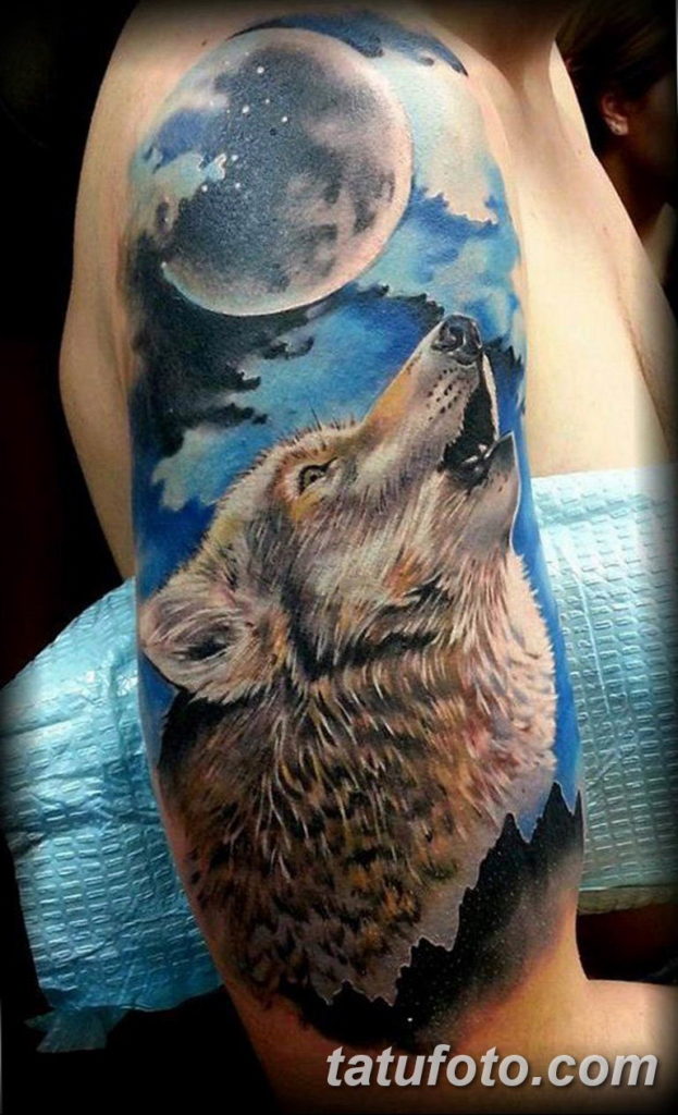 Волк воет на Луну татуировка